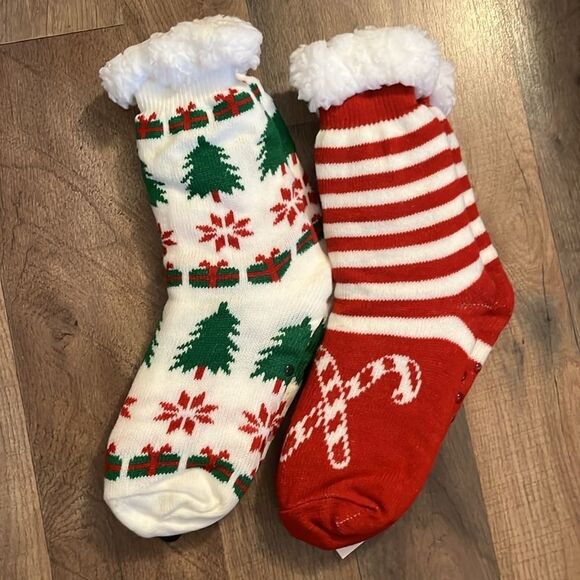 NWT PASSAGE SHERPA THICK CHRISTMAS SLIPPER SOCKS WITH STICKY BOTTOMS 6-10. 2pk - Picture 1 of 4